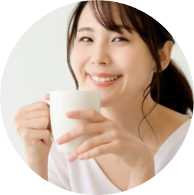 円型コップを持つ女性